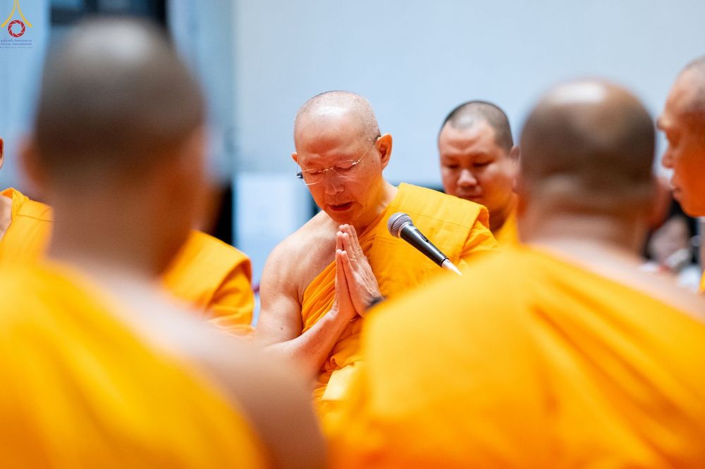 พระภิกษุสงฆ์กำลังประนมมือไหว้ในพิธีทางศาสนา