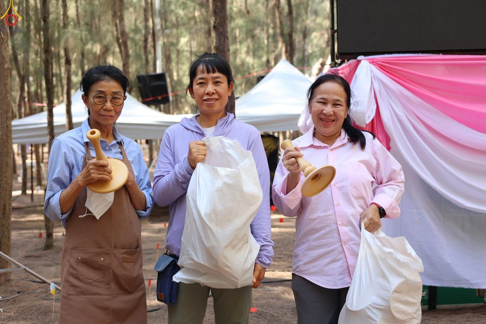 ภาพ No.300492:ภาพเบื้องหลังอาสาสมัครรวมใจ ชุดที่ 3 ในโครงการธรรมยาตรา กตัญญูบูชา มหาปูชนียาจารย์ พระมงคลเทพมุนี(สด จนฺทสโร) พระผู้ปราบมาร อนุสรณ์สถาน 7 แห่ง ปีที่ 14