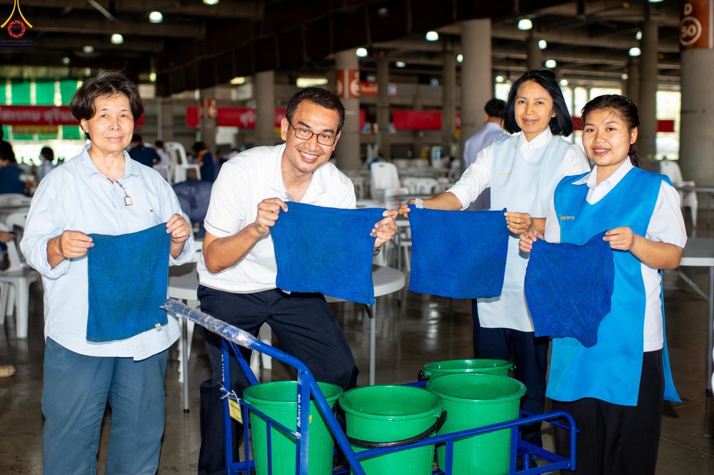 ภาพ No.322336:วันที่ 15 เมษายน พ.ศ.2569 การเตรียมงาน เช็ดโต๊ะ เก้าอี้ ปูผ้าโต๊ะฉัน เพื่องานถวายมหาสังฆทาน 40,000 กว่าวัดทั่วประเทศ วันคุ้มครองโลก 22 เมษายน พ.ศ.2569 วัดพระธรรมกาย