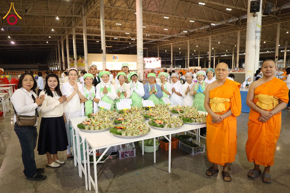 ภาพ No.287289:วันที่ 3 มกราคม พ.ศ.2569 พิธีถวายภัตตาหารเป็นสังฆทาน แด่พระธรรมยาตรา ณ วัดพระธรรมกาย  จังหวัดปทุมธานี ในโครงการธรรมยาตรา กตัญญูบูชา มหาปูชนียาจารย์ พระมงคลเทพมุนี(สด จนฺทสโร) พระผู้ปราบมาร อนุสรณ์สถาน 7 แห่ง ปีที่ 14