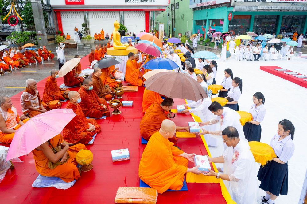 ภาพ No.226130:วันอาทิตย์ที่ 25 พฤษภาคม พ.ศ. 2568 พิธีตักบาตรพระ 1,000 รูปเมืองตรัง ครบรอบ 110 ปี เมืองทับเที่ยง ถวายเป็นพุทธบูชา ถวายเป็นพระราชกุศลแด่รัชกาลที่ 10 และอุทิศส่วนกุศลแด่อดีตเจ้าเมืองตรัง และบรรพบุรุษ ณ บริเวณหน้าศาลากลางจังหวัดตรัง ถนนพระราม 6