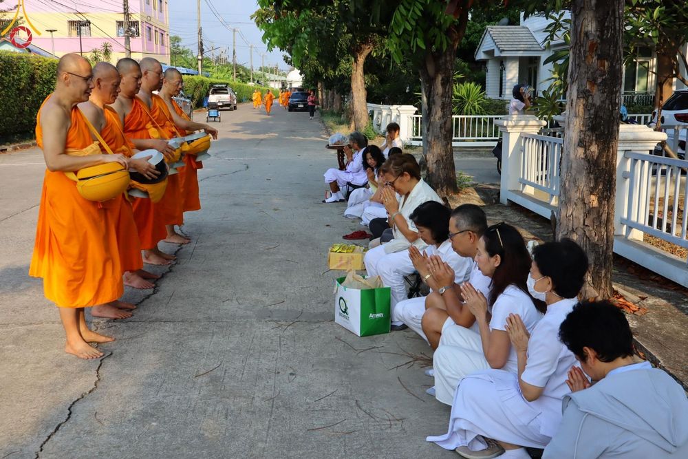 ภาพ No.136097:พระธรรมทายาท โครงการบวชพระนานาชาติ AEC & WAB ผู้บริหารรุ่นที่ 2 บิณฑบาต ณ หอฉันคุณยายอาจารย์ฯ เมืองแก้วมณี หมู่บ้านแก้วพุทธรักษา วันที่ 28 เมษายน พ.ศ. 2567