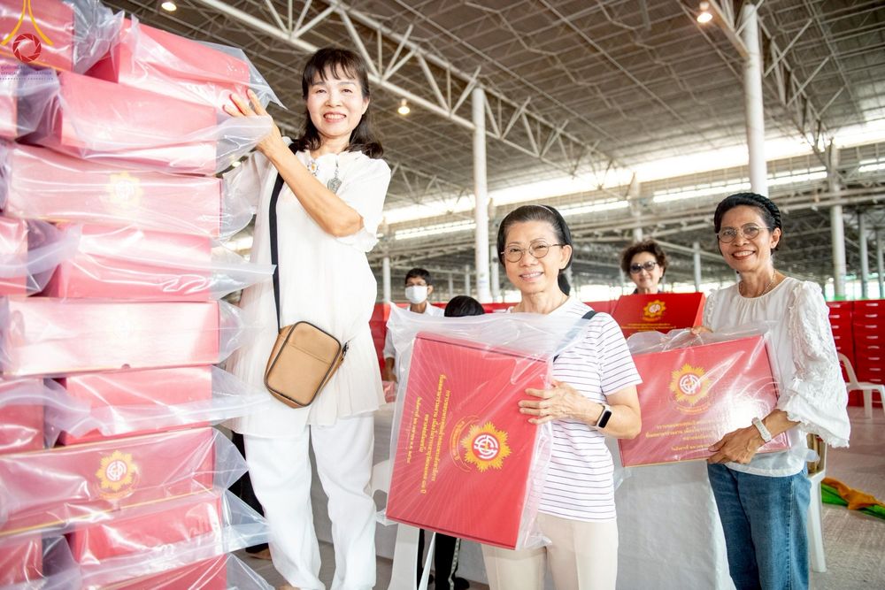 ภาพ No.214385:วันที่ 29 มีนาคม พ.ศ.2568 กิจกรรมใส่ถุงซิปกล่องไทยธรรม เพื่อรักษาความประณีตของกล่องไทยธรรม ในทุกสภาพอากาศ ณ บ้านแก้วเรือนทองคุณยาย วัดพระธรรมกาย