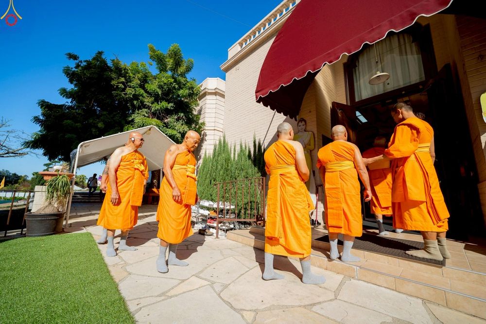 ภาพ No.252289:วันที่ 4-5 ตุลาคม พ.ศ. 2568  วัดพระธรรมกายแคลิฟอร์เนีย ประเทศสหรัฐอเมริกา ได้จัดพิธีตัดปอยผม โดยคณะสงฆ์ ญาติ ๆ และสาธุชน ให้กับนาคธรรมทายาท 8 ท่าน และได้จัดพิธีบรรพชา-อุปสมบท ฉลองพิธีทอดกฐินบรมจักรพรรดิ สร้างอุโบสถ 82 ปี บูชาธรรมหลวงพ่อธัมมชโย