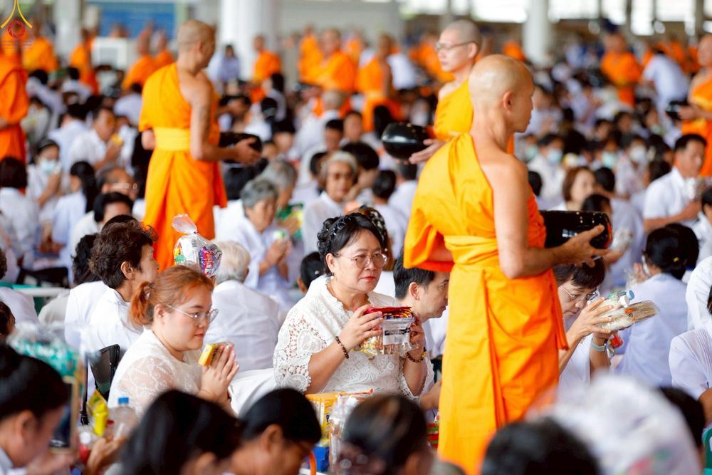 ภาพ No.263925:วันอาทิตย์ที่ 2 พฤศจิกายน พ.ศ. 2568 พิธีตักบาตรอาทิตย์ต้นเดือน ณ บ้านแก้วเรือนทองคุณยายฯ วัดพระธรรมกาย