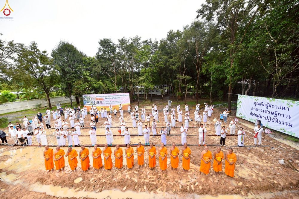 ภาพ No.249999:วันอังคารที่ 30 กันยายน พ.ศ. 2568 พิธีตอกเสามงคลต้นแรกอาคารเศรษฐีถาวร ที่พักผู้มาปฏิบัติธรรม ณ ศูนย์ปฏิบัติธรรมจันทบุรี