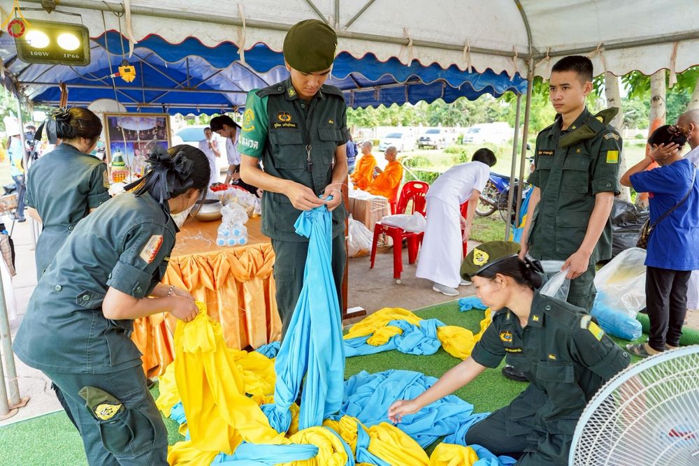 ภาพ No.229903:วันพฤหัสบดีที่ 26 มิถุนายน พ.ศ. 2568 พิธีตักบาตรพระ 1,165 รูป ฉลองก่อตั้งเมืองวานรนิวาส ครบรอบ 164 ปี ณ ถนนวานรนิวาส-อากาศอำนวย อ.วานรนิวาส จ.สกลนคร
