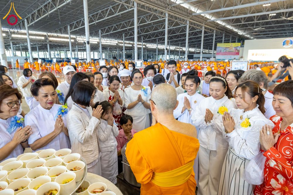 ภาพ No.203248:พิธีถวายภัตตาหารเป็นสังฆทาน แด่พระธรรมยาตรา ณ วัดพระธรรมกาย ตำบลคลองสาม อำเภอคลองหลวง จังหวัดปทุมธานี ในโครงการธรรมยาตรา กตัญญูบูชา มหาปูชนียาจารย์ พระมงคลเทพมุนี(สด จนฺทสโร) พระผู้ปราบมาร อนุสรณ์สถาน 7 แห่ง ปีที่ 13 วันที่ 29 มกราคม พ.ศ. 2568