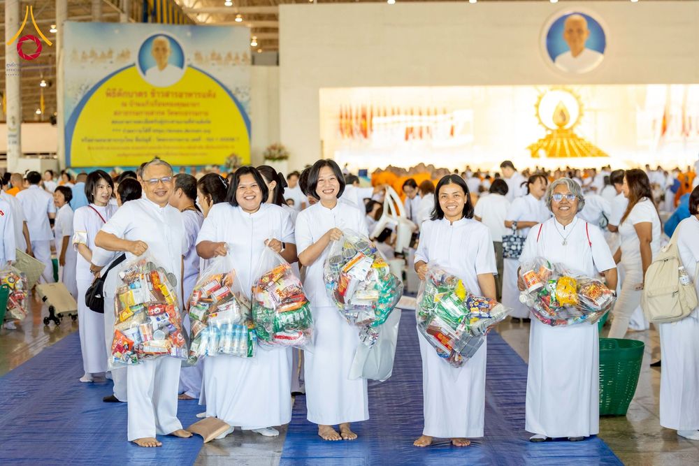 ภาพ No.277047:วันอาทิตย์ที่ 7 ธันวาคม พ.ศ. 2568 พิธีตักบาตรอาทิตย์ต้นเดือน ณ บ้านแก้วเรือนทองคุณยายฯ วัดพระธรรมกาย