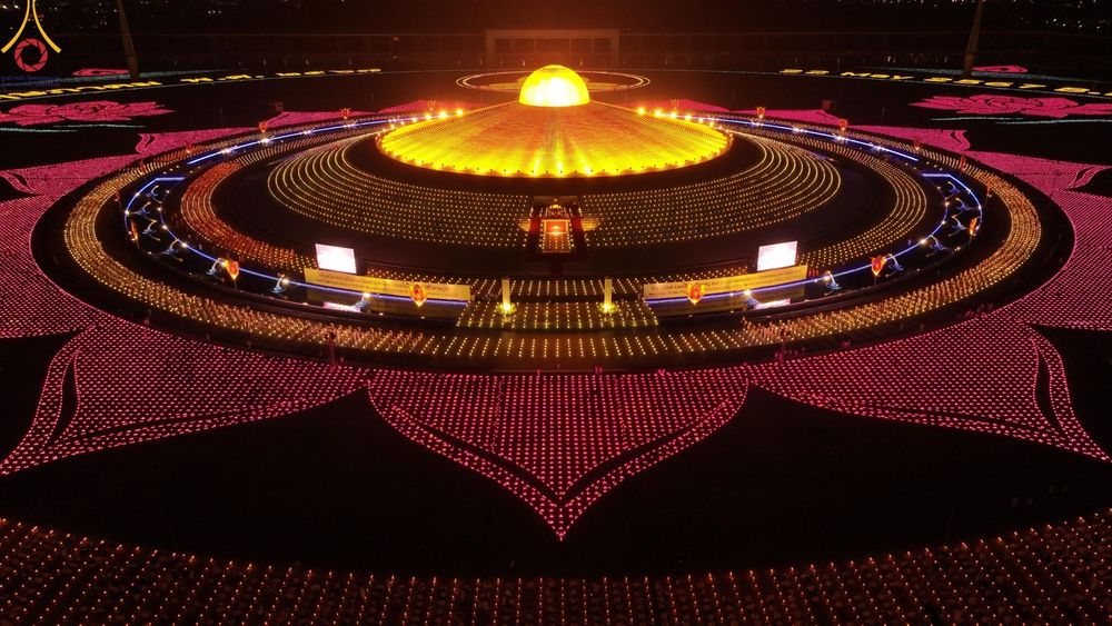 ภาพ No.279284:พิธีจุดวิสาขประทีป พิธีเวียนประทักษิณ ในวันวิสาขบูชา พุธที่ 22 พฤษภาคม พ.ศ. 2567 ( วันพระขึ้น 15 ค่ำ เดือน 6 ) ณ ลานธรรม พระมหาธรรมกายเจดีย์ วัดพระธรรมกาย จ.ปทุมธานี