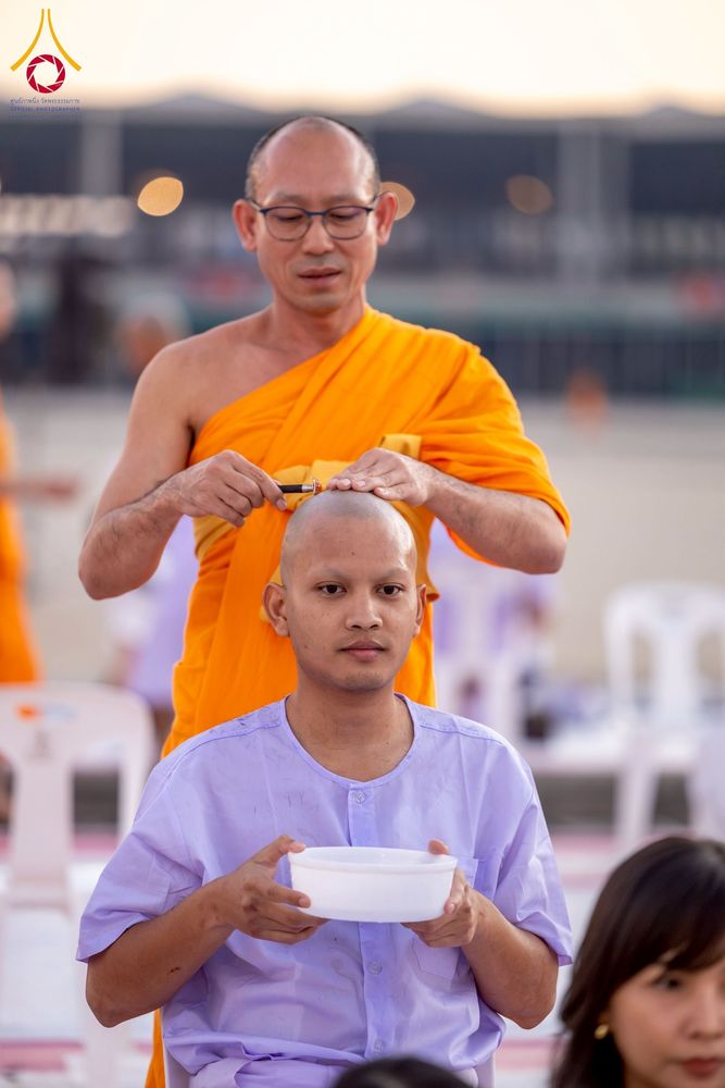 ภาพ No.274802:วันอาทิตย์ที่ 30 พฤศจิกายน พ.ศ. 2568 พิธีปลงผม โครงการอุปสมบทบูชาธรรมมหาปูชนียาจารย์ ปี 2568 ณ ลานธรรมพระมหาธรรมกายเจดีย์ ฝั่งทิศตะวันตก ระหว่างวิหารคดหมายเลข 8 และ 9 วัดพระธรรมกาย