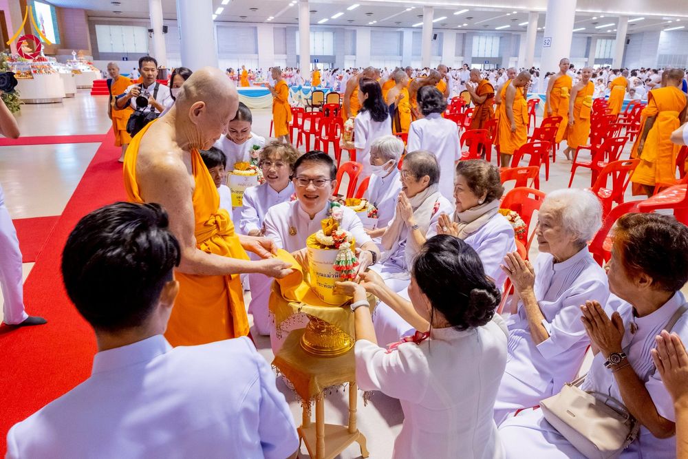 ภาพ No.277192:วันอาทิตย์ที่ 7 ธันวาคม พ.ศ. 2568 พิธีบูชาข้าวพระ ณ สภาธรรมกายสากล วัดพระธรรมกาย