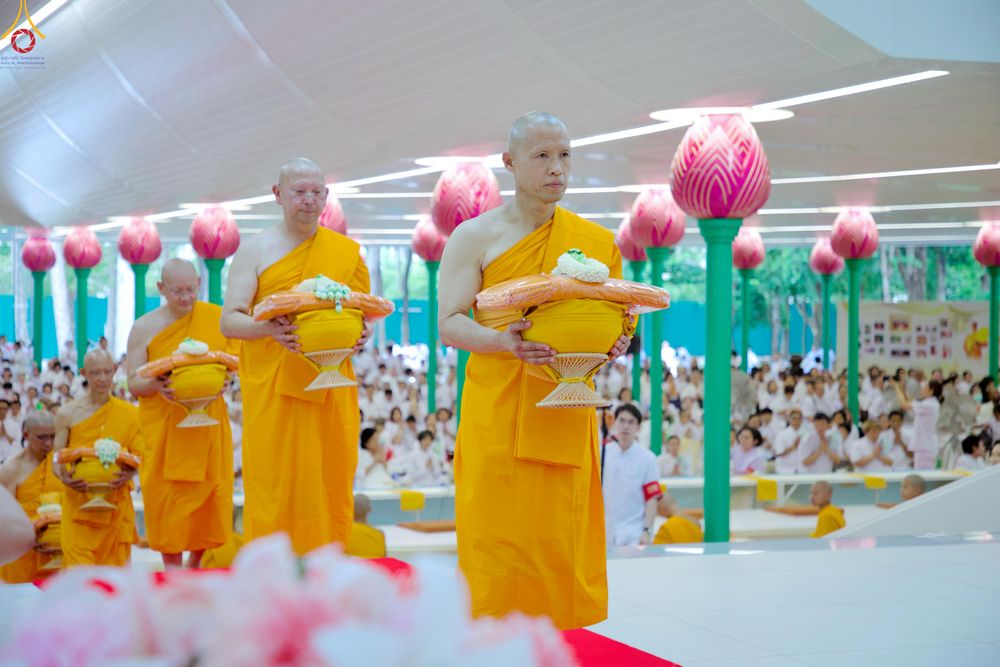 ภาพ No.330847:วันวิสาขบูชา อาทิตย์ที่ 31 พฤษภาคม พ.ศ.2569 พิธีบรรพชาสามเณรอุบาสก 11 ท่าน , พิธีถวายบาตรผ้าไตร และจตุปัจจัยไทยธรรม แด่สามเณร , พิธีอุปสมบทอุทิศชีวิต , พิธีกล่าวคำกัปปิยภัณฑ์  ณ อุโบสถพระไตรปิฎก วัดพระธรรมกาย จังหวัดปทุมธานี