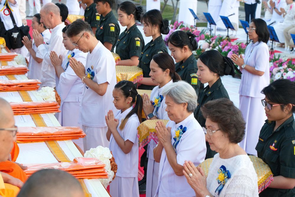 ภาพ No.282601:วันเสาร์ที่ 20 ธันวาคม พ.ศ.2568 พิธีตักบาตรพระ 10,000 รูป (ชุด 2) เนื่องในโอกาส 194 ปี จังหวัดกาญจนบุรี และอุทิศส่วนกุศลให้แด่บรรพชนทั้งหลาย บริเวณถนนสองแคว (Skywalk) เมืองกาญจนบุรี