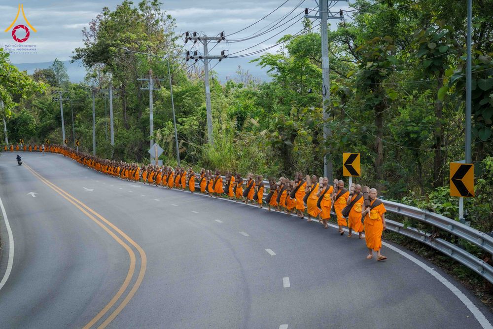 ภาพ No.329137:วันเสาร์ที่ 16 พฤษภาคม พ.ศ.2569 ธรรมยาตรา เดินดูดวงขึ้นดอยฉลองแชมป์บาลี วัดบ้านขุน อำเภอฮอด จังหวัดเชียงใหม่