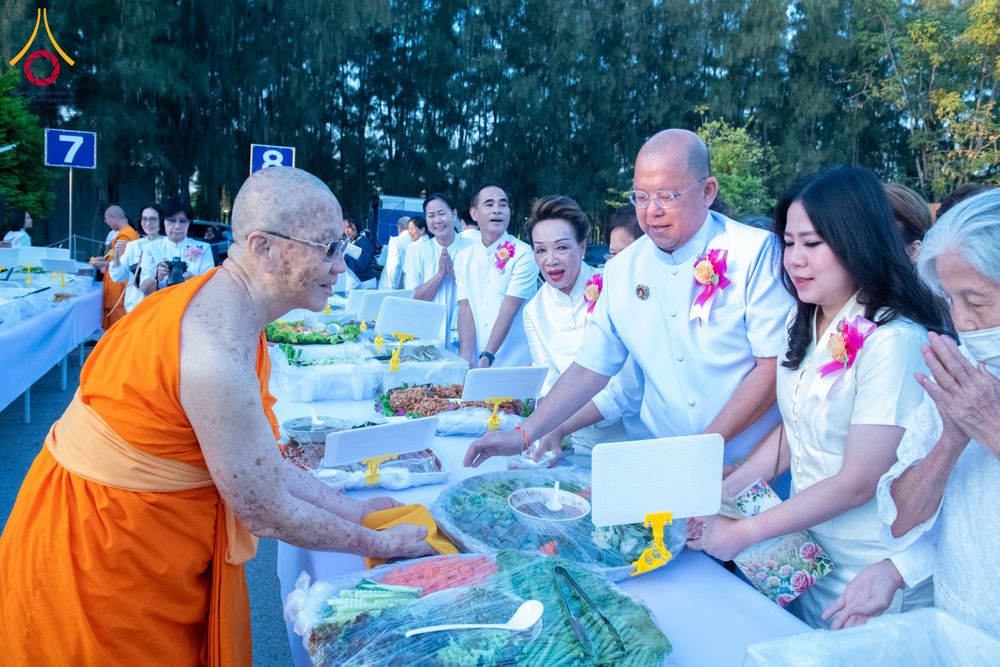 ภาพ No.288091:วันที่ 4 มกราคม พ.ศ. 2569 พิธีถวายภัตตาหารเป็นสังฆทาน แด่พระธรรมยาตรา ในโครงการธรรมยาตรา กตัญญูบูชา มหาปูชนียาจารย์ พระมงคลเทพมุนี(สด จนฺทสโร) พระผู้ปราบมาร อนุสรณ์สถาน 7 แห่ง ปีที่ 14 ณ อนุสรณ์สถานมหาวิหารพระมงคลเทพมุนี (โลตัสแลนด์) อ.สองพี่น้อง จ.สุพรร