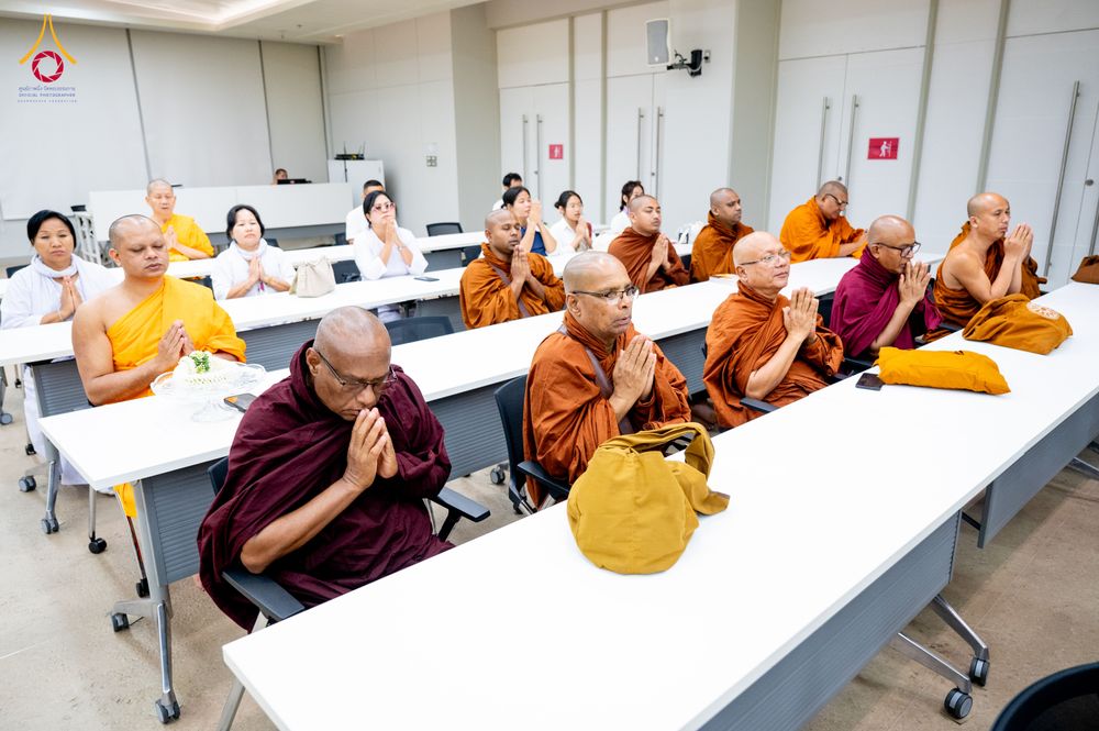 ภาพ No.323357:หลวงพ่อทัตตชีโว รองเจ้าอาวาสวัดพระธรรมกาย ถวายการต้อนรับปฏิสันถารคณะสงฆ์จากประเทศศรีลังกา