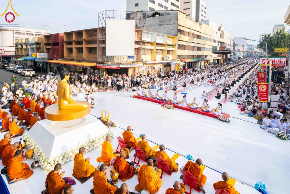 ภาพ No.343162:วันอาทิตย์ที่ 16 สิงหาคม พ.ศ.2569 พิธีตักบาตรพระ 10,000 รูป นานาชาติ ปีที่ 23 คณะสงฆ์ 4 ประเทศ 14 จังหวัดภาคใต้ น้อมถวายเป็นพุทธบูชา ทำบุญเพื่อแม่- พ่อ ณ ถนนนิพัทธ์อุทิศ 3 อ.หาดใหญ่ จ.สงขลา