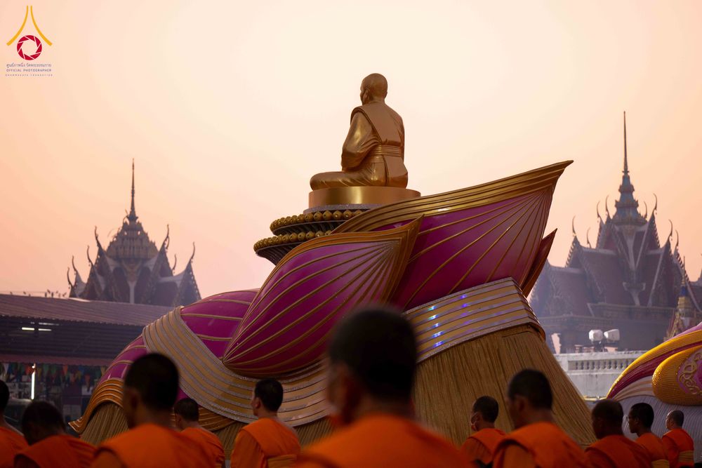 ภาพ No.297268:วันที่ 15 มกราคม พ.ศ.2569 พระธรรมยาตราปฏิบัติธรรมและถ่ายภาพหมู่ประวัติศาสตร์ อนุสรณ์สถานลำดับที่ 4 สถานที่เกิดด้วยกายธรรม  ณ วัดโบสถ์บน ต.บางคูเวียง จ.นนทบุรี ในโครงการธรรมยาตรา กตัญญูบูชา มหาปูชนียาจารย์ พระมงคลเทพมุนี(สด จนฺทสโร) พระผู้ปราบมาร อนุสรณ์ส