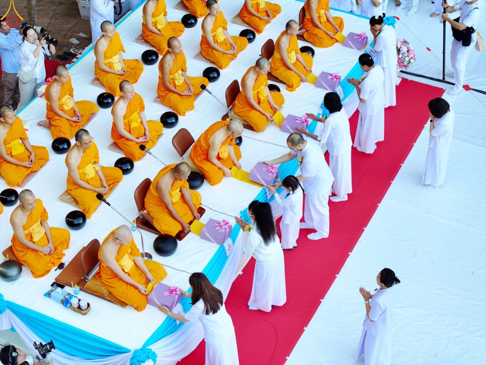 ภาพ No.289275:วันที่ 7 มกราคม พ.ศ. 2569 พิธีตักบาตรพระธรรมยาตรา ณ อนุสรณ์สถานลำดับที่ 1 สถานที่เกิดด้วยรูปกายเนื้อ อนุสรณ์สถานมหาวิหารพระมงคลเทพมุนี (โลตัสแลนด์) อ.สองพี่น้อง จ.สุพรรณบุรี ในโครงการธรรมยาตรา กตัญญูบูชา มหาปูชนียาจารย์ พระมงคลเทพมุนี(สด จนฺทสโร) พระผู้ป