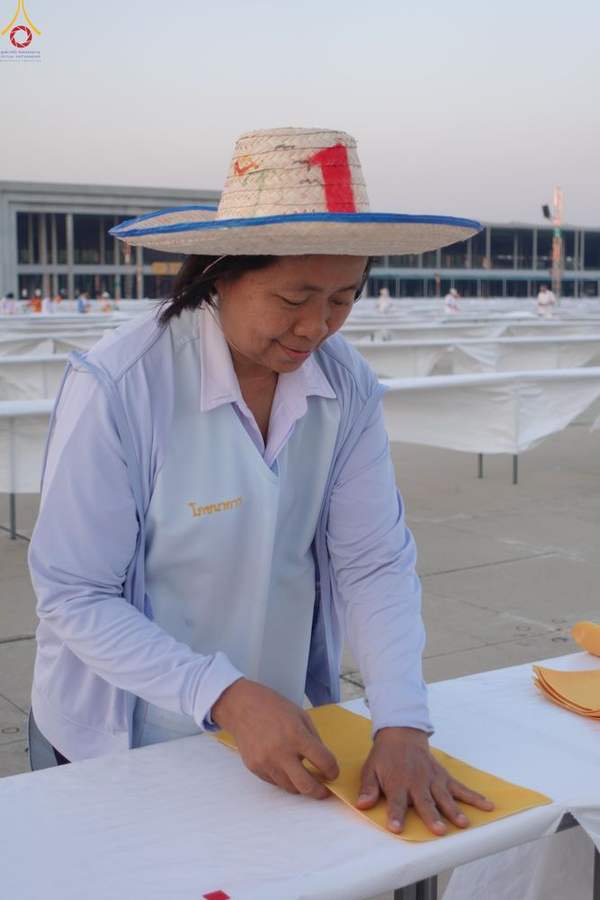 ภาพ No.321229:วันที่ 10-11 เมษายน พ.ศ.2569 การเตรียมกล่องไทยธรรม และการติดผ้ารับประเคน เพื่องานถวายมหาสังฆทาน 40,000 กว่าวัดทั่วประเทศ วันคุ้มครองโลก 22 เมษายน พ.ศ.2569 วัดพระธรรมกาย