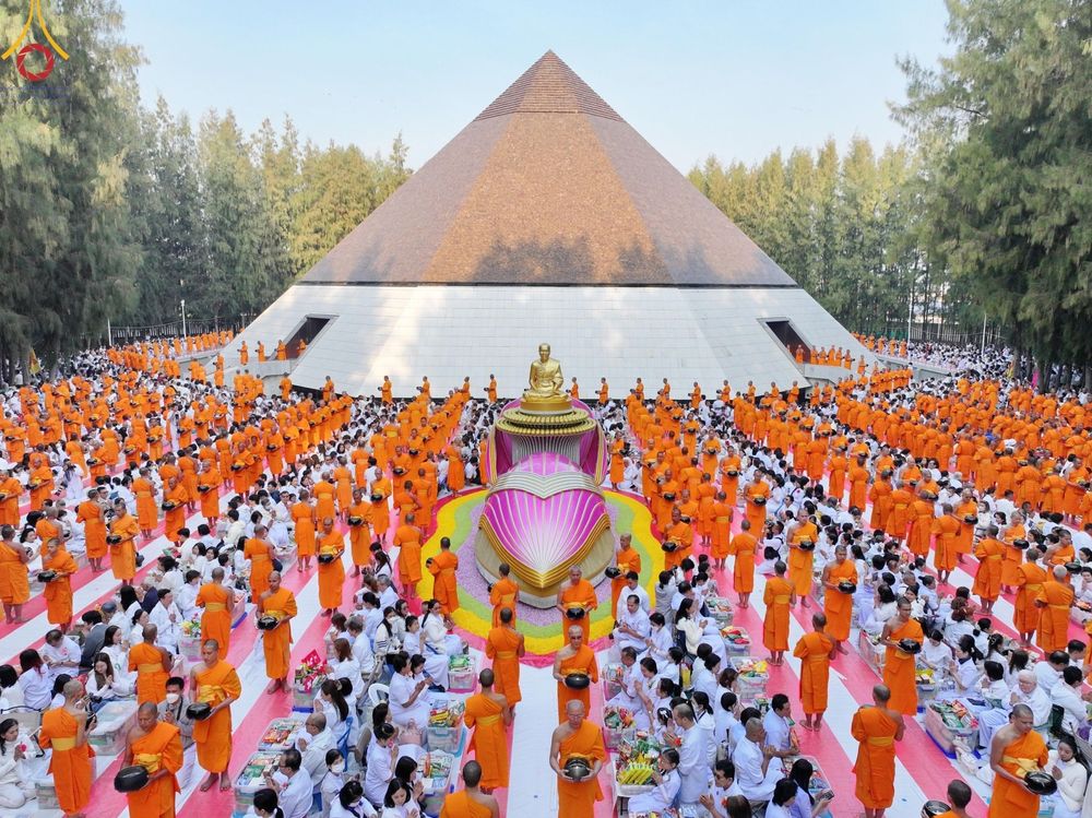 ภาพ No.190232:พิธีตักบาตรพระธรรมยาตรา ณ อนุสรณ์สถานลำดับที่ 1 สถานที่เกิดด้วยรูปกายเนื้อ อนุสรณ์สถานมหาวิหารพระมงคลเทพมุนี (โลตัสแลนด์) อ.สองพี่น้อง จ.สุพรรณบุรี ในโครงการธรรมยาตรา กตัญญูบูชา มหาปูชนียาจารย์ พระมงคลเทพมุนี(สด จนฺทสโร) พระผู้ปราบมาร อนุสรณ์สถาน 7 แห่ง 