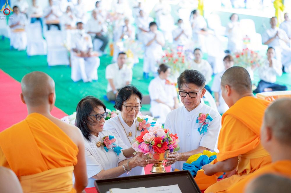 ภาพ No.255278:วันที่ 12 ตุลาคม พ.ศ. 2568 พิธีอัญเชิญพระบรมสารีริกธาตุและบรรจุ ลงในพระเกตุพระประธาน , พิธีทอดกฐินสามัคคีทั่วไทย 30,000 วัด โดยคณะศิษยานุศิษย์ วัดพระธรรมกาย  บูชาธรรม 81 ปี หลวงพ่อธัมมชโย ณ ธุดงคสถานเขาย้อย จ.เพชรบุรี