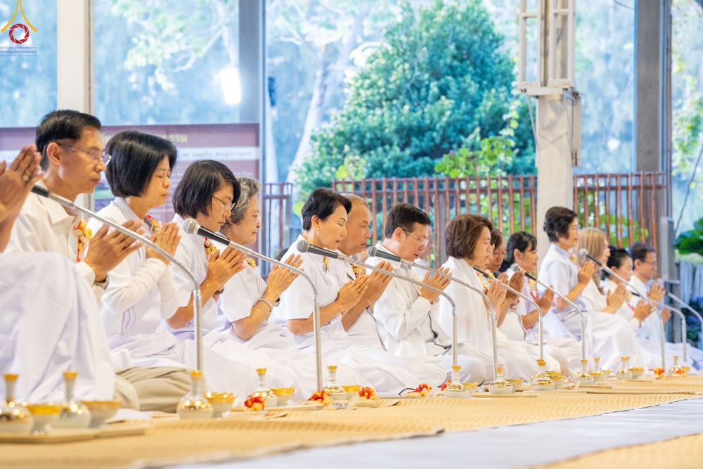 ภาพ No.188922:พิธีถวายภัตตาหารเป็นสังฆทาน แด่พระธรรมยาตรา ในโครงการธรรมยาตรา กตัญญูบูชา มหาปูชนียาจารย์ พระมงคลเทพมุนี(สด จนฺทสโร) พระผู้ปราบมาร ปีที่ 13 ณ อนุสรณ์สถานมหาวิหารพระมงคลเทพมุนี (โลตัสแลนด์) อ.สองพี่น้อง จ.สุพรรณบุรี วันที่ 4 มกราคม พ.ศ.2568