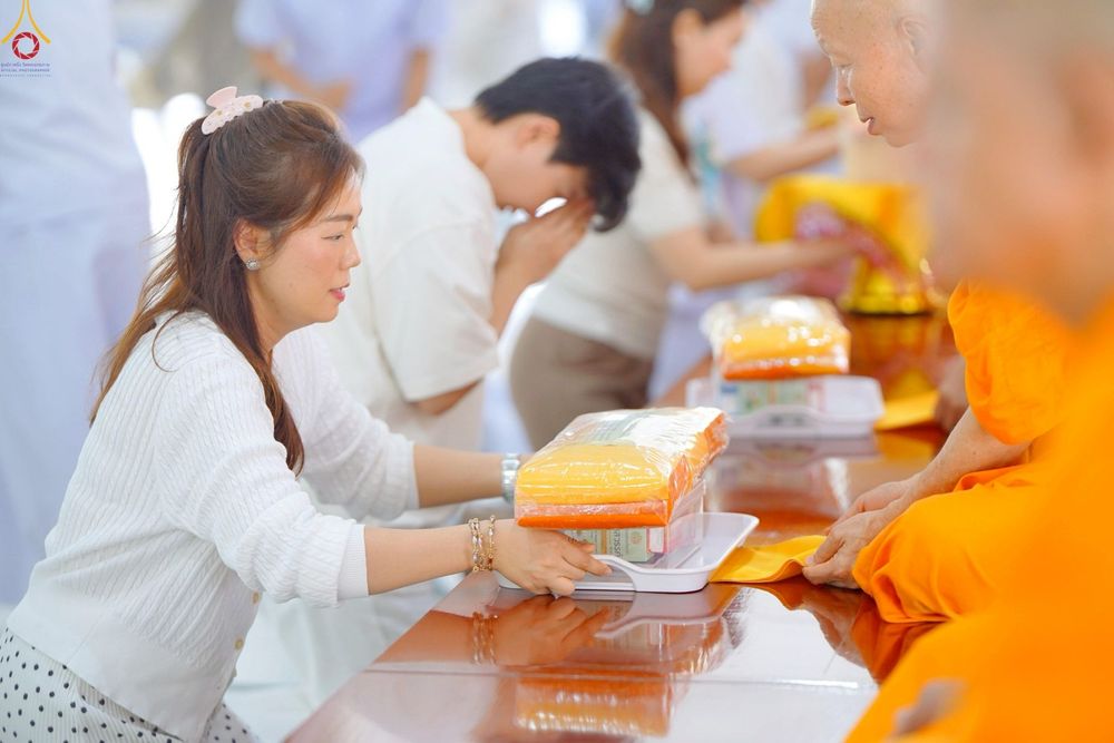 ภาพ No.248535:วันที่ 27 กันยายน พ.ศ. 2568 พิธีถวายเมนูสวรรค์เพื่อการบรรลุธรรม ณ หอฉันคุณยายอาจารย์ฯ วัดพระธรรมกาย
