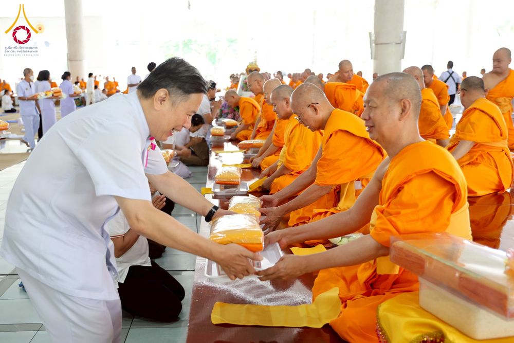 ภาพ No.268317:วันที่ 8 พฤศจิกายน พ.ศ. 2568 พิธีถวายภัตตาหารเมนูสวรรค์ เพื่อการบรรลุธรรม ณ หอฉันคุณยายอาจารย์ฯ วัดพระธรรมกาย