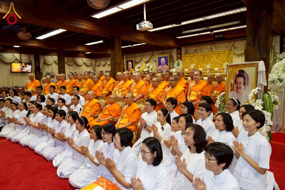 ภาพ No.270800:วันที่ 18 พฤศจิกายน พ.ศ. 2568 วัดพระธรรมกาย เป็นเจ้าภาพบำเพ็ญกุศล  คุณยายอาจารย์ ดร.ตรีธา เนียมขำ  อดีตนายกสมาคมศิษย์หลวงพ่อวัดปากน้ำ ณ ศาลาสตมานุสรณ์ (ศาลาเรือนไทย) วัดปากน้ำ  พระอารามหลวง เขตภาษีเจริญ กรุงเทพมหานคร