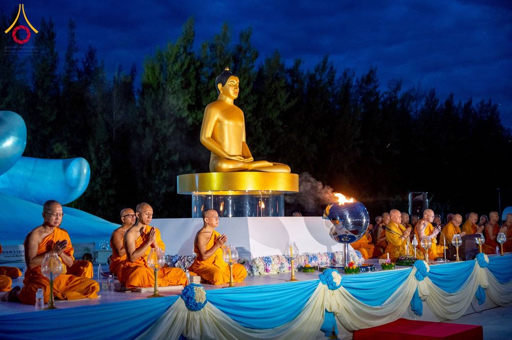 ภาพ No.266114:วันพุธที่ 5 พฤศจิกายน พ.ศ. 2568 (วันพระ ขึ้น 15 ค่ำ เดือน 12) พิธีจุดประทีปโคมลาน, โคมลอย และลอยกระทง ถวายประทีปเป็นพุทธบูชา สร้างความสว่างไสวให้กับแผ่นดินด้วยแสงธรรม ณ พุทธอุทยานนานาชาติ จังหวัดหนองคาย