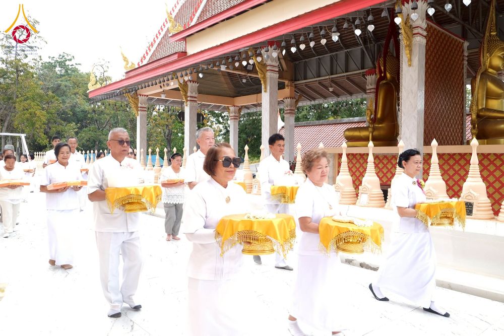 ภาพ No.277940:พิธีตัดปอยผมและปลงผมนาคธรรมทายาท พิธีขอขมาผู้ปกครอง ณ ศูนย์อบรมเยาวชนนครปฐม จ.นครปฐม และพิธีมอบบาตร ผ้าไตร นาคธรรมทายาท พิธีบรรพชา อุปสมบทหมู่ ณ วัดลาดหญ้าไทร จ.นครปฐม