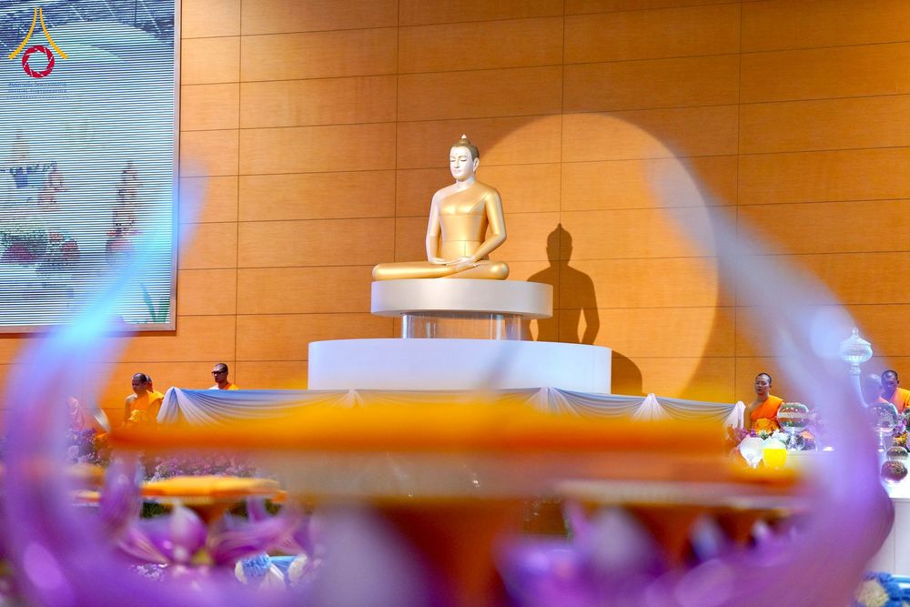 ภาพ No.215312:วันอาทิตย์ต้นเดือนที่ 6 เมษายน พ.ศ. 2568 พิธีบูชาข้าวพระ สภาธรรมกายสากล วัดพระธรรมกาย