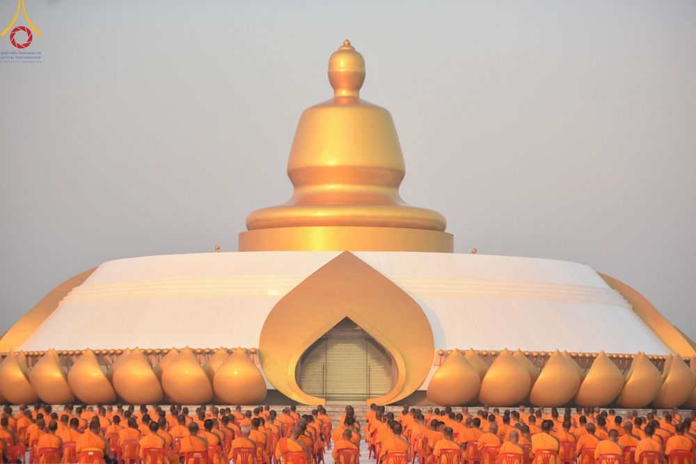 ภาพ No.201038:พิธีตักบาตรพระธรรมยาตรา ณ อนุสรณ์สถานลำดับที่ 5 สถานที่เผยแผ่วิชชาธรรมกายครั้งแรก อนุสรณ์สถานบางปลา วัดบางปลา อำเภอบางเลน จังหวัดนครปฐม ในโครงการธรรมยาตรา กตัญญูบูชา มหาปูชนียาจารย์ พระมงคลเทพมุนี(สด จนฺทสโร) พระผู้ปราบมาร อนุสรณ์สถาน 7 แห่ง ปีที่ 13