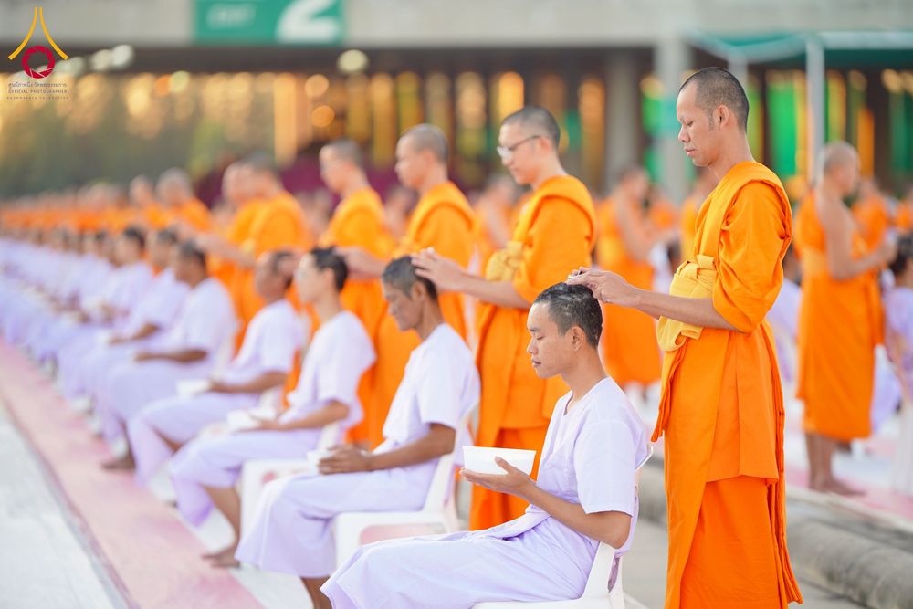 ภาพ No.274761:วันอาทิตย์ที่ 30 พฤศจิกายน พ.ศ. 2568 พิธีปลงผม โครงการอุปสมบทบูชาธรรมมหาปูชนียาจารย์ ปี 2568 ณ ลานธรรมพระมหาธรรมกายเจดีย์ ฝั่งทิศตะวันตก ระหว่างวิหารคดหมายเลข 8 และ 9 วัดพระธรรมกาย