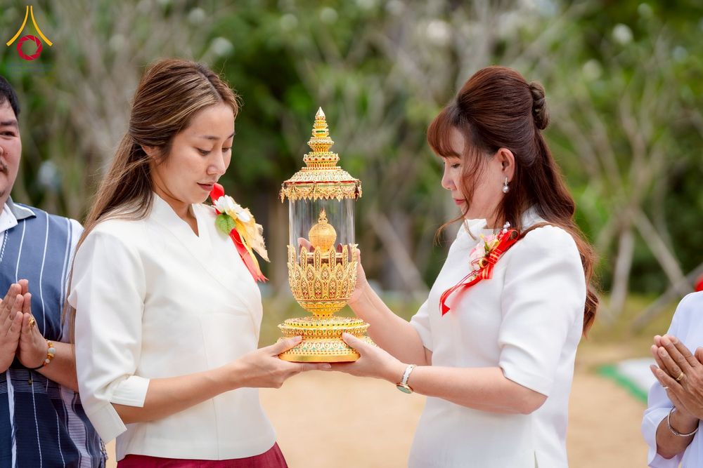 ภาพ No.255482:วันที่ 13 ตุลาคม พ.ศ. 2568 พิธีบรรจุพระบรมสารีริกธาตุ ผูกผ้า 7 สี เพื่อความเป็นสิริมงคล  และ ยกช่อฟ้า ประดิษฐานบนหลังคาอุโบสถวัดทุ่งเจริญธรรม ถวายบูชาธรรม 81 ปี หลวงพ่อธัมมชโย โดยคณะศิษยานุศิษย์ ณ วัดทุ่งเจริญธรรม อ.อมก๋อย จ.เชียงใหม่