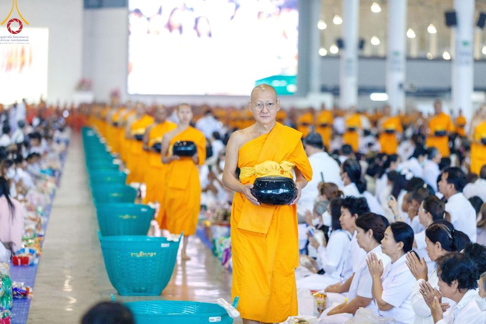 ภาพ No.205866:พิธีตักบาตร และ พิธีบูชาข้าวพระ ในวันอาทิตย์ต้นเดือน 2 กุมภาพันธ์ พ.ศ. 2568 ณ สภาธรรมกายสากล วัดพระธรรมกาย