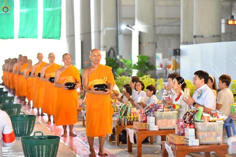 ภาพ No.246620:วันที่ 14 กันยายน พ.ศ. 2568 พิธีตักบาตรฉลองพระใหม่ ในโครงการอุปสมบทหมู่บูชาธรรม ครบรอบ108ปี วันครูผู้ค้นพบวิชชาธรรมกาย ณ วิหารคด วัดพระธรรมกาย