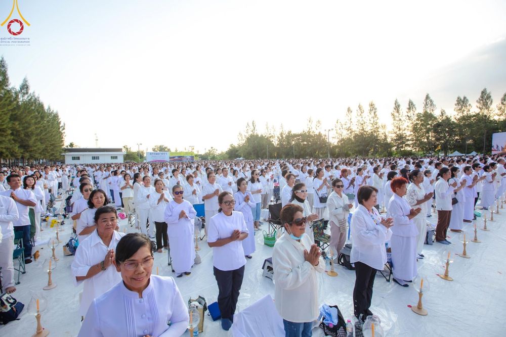 ภาพ No.192655:พิธีจุดประทีปถวายเป็นพุทธบูชา และบูชาธรรมมหาปูชนียาจารย์ ณ อนุสรณ์สถานคลองบางนางแท่น อ.สามพราน จ.นครปฐม ในโครงการธรรมยาตรา กตัญญูบูชา มหาปูชนียาจารย์ พระมงคลเทพมุนี(สด จนฺทสโร) พระผู้ปราบมาร อนุสรณ์สถาน 7 แห่ง ปีที่ 13 วันที่ 10 มกราคม พ.ศ. 2568