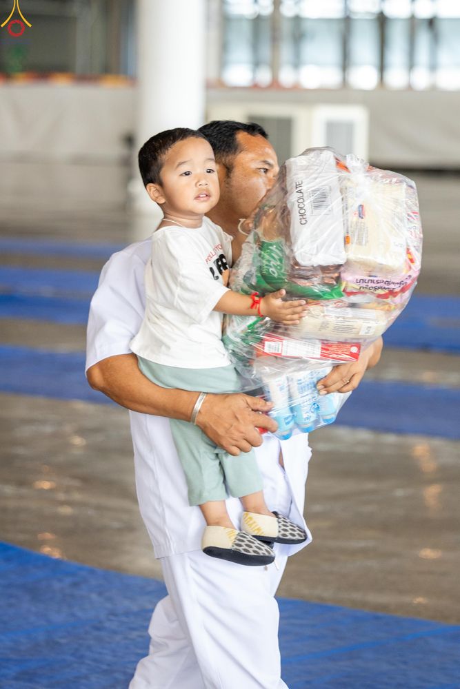 ภาพ No.318242:วันอาทิตย์ต้นเดือนที่ 5 เมษายน พ.ศ.2569 พิธีตักบาตร ณ บ้านแก้วเรือนทองคุณยายอาจารย์ฯ วัดพระธรรมกาย