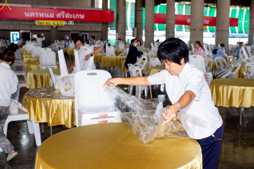 ภาพ No.322309:วันที่ 15 เมษายน พ.ศ.2569 การเตรียมงาน เช็ดโต๊ะ เก้าอี้ ปูผ้าโต๊ะฉัน เพื่องานถวายมหาสังฆทาน 40,000 กว่าวัดทั่วประเทศ วันคุ้มครองโลก 22 เมษายน พ.ศ.2569 วัดพระธรรมกาย