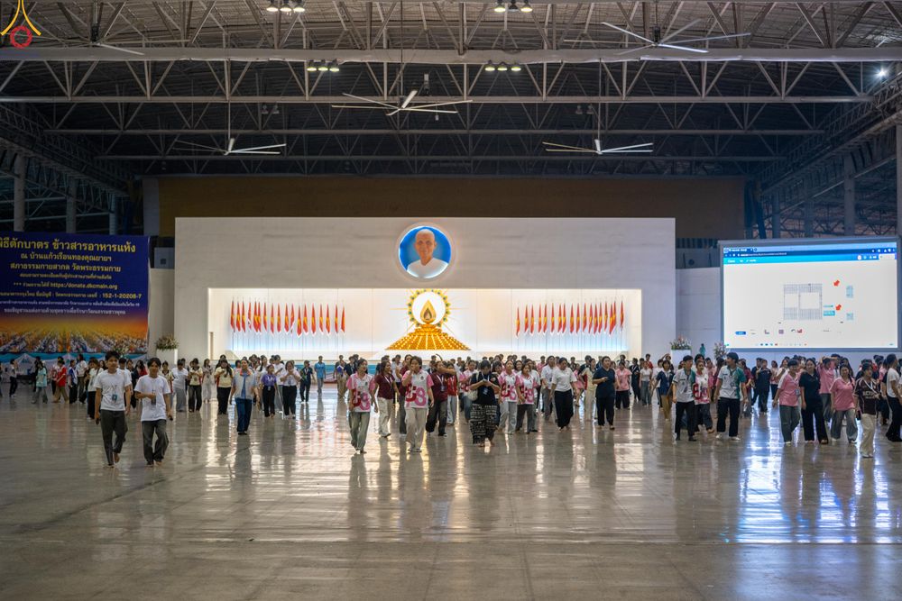 ภาพ No.323863:วันที่ 22 เมษายน พ.ศ.2569 (วันคุ้มครองโลก) งานถวายมหาสังฆทาน 40,000 กว่าวัดทั่วประเทศ บรรยากาศพระสังฆาธิการและสาธุชน  เดินทางเข้าวัดพระธรรมกาย และพักค้าง ตั้งแต่ ตอนเย็นวันที่ 21  ถึงเช้าวันที่ 22