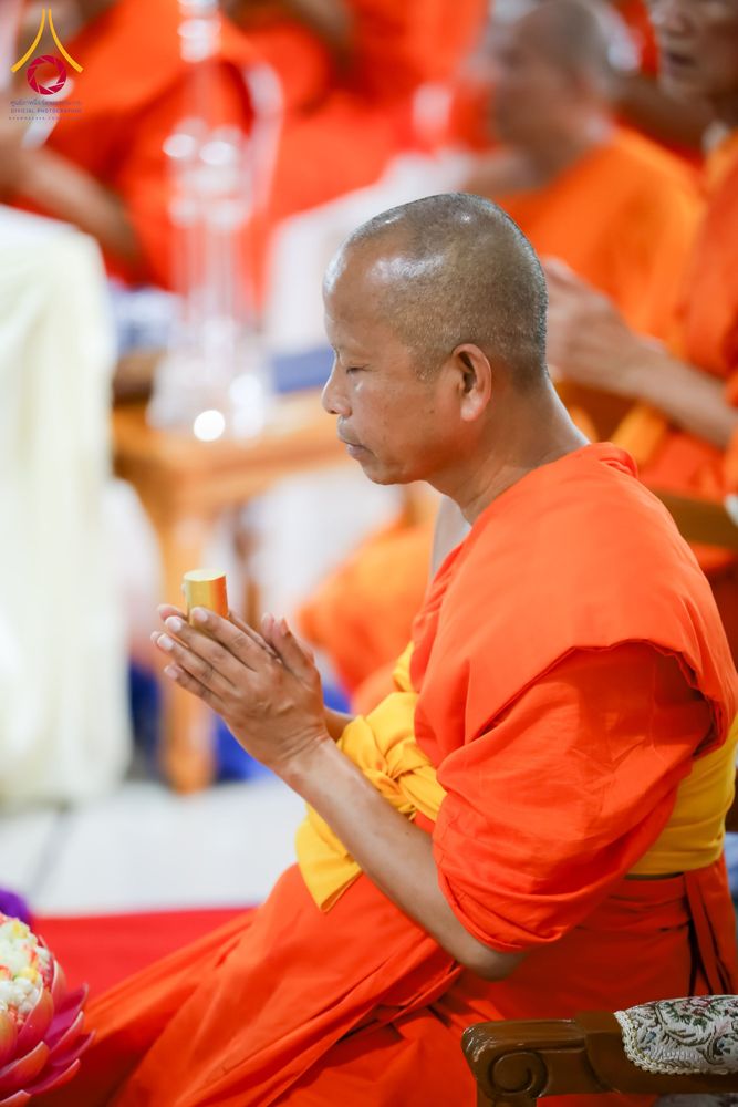 พระภิกษุสงฆ์ประนมมือถือวัตถุขนาดเล็กขณะประกอบพิธีกรรมทางศาสนา