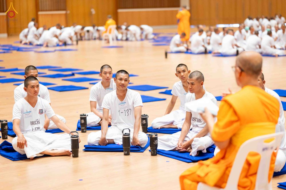 ภาพ No.341058:วันที่ 26 กรกฎาคม พ.ศ. 2569 โครงการพัฒนาคุณธรรม จริยธรรม สำหรับนักเรียนนายสิบตำรวจ (นสต.) รุ่นที่ 17 ศูนย์ฝึกอบรมตำรวจภูธรภาค 1 ได้จัดกิจกรรม ตักบาตรเพื่อน้อมอุทิศถวายเพื่อเป็นพระราชกุศลฯ  และปฏิบัติธรรม ติวธรรมมะ ณ ศูนย์ปฏิบัติธรรมเวิล์ดพีช วัลเล่ย์ (Wo