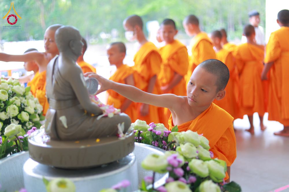 ภาพ No.321919:วันที่ 12 เมษายน พ.ศ.2569 ตักบาตรสงกรานต์ฉลองสามเณรใหม่  ณ ศูนย์ปฏิบัติธรรมระยอง(บ้านช่องลม)