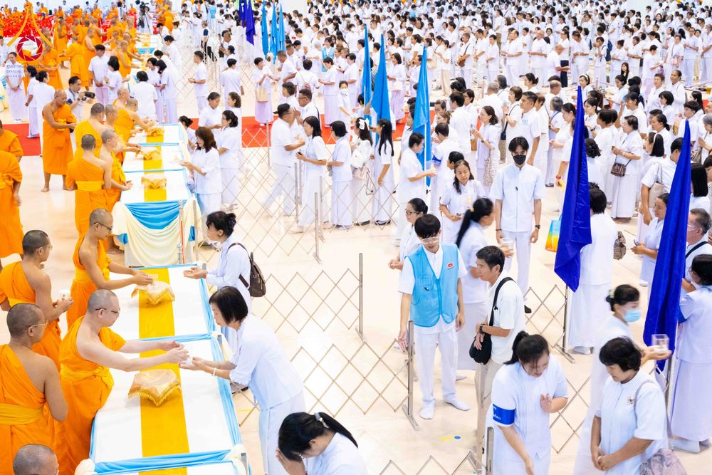 ภาพ No.338106:วันอาทิตย์ต้นเดือน 5 กรกฎาคม พ.ศ.2569 สัมมนาพิเศษ พิธีมอบพระของขวัญ ณ ห้องแก้วสารพัด1 วัดพระธรรมกาย