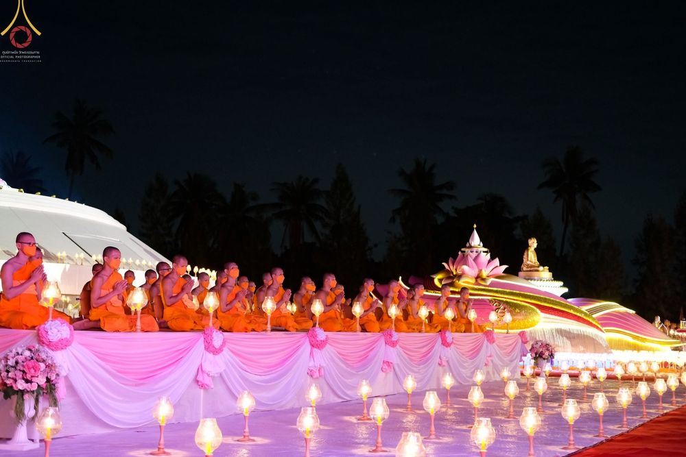 ภาพ No.70299:พิธีจุดประทีปถวายเป็นพุทธบูชา และบูชาธรรมมหาปูชนียาจารย์ ในโครงการธรรมยาตรากตัญญูบูชา มหาปูชนียาจารย์ พระมงคลเทพมุนี(สด จนฺทสโร) พระผู้ปราบมาร ปีที่ 11 ณ อนุสรณ์สถานลำดับที่ 2 สถานที่ตั้งมโนปณิธานบวชตลอดชีวิต อนุสรณ์สถานคลองบางนางแท่น อ.สามพราน จ.นครปฐม 
