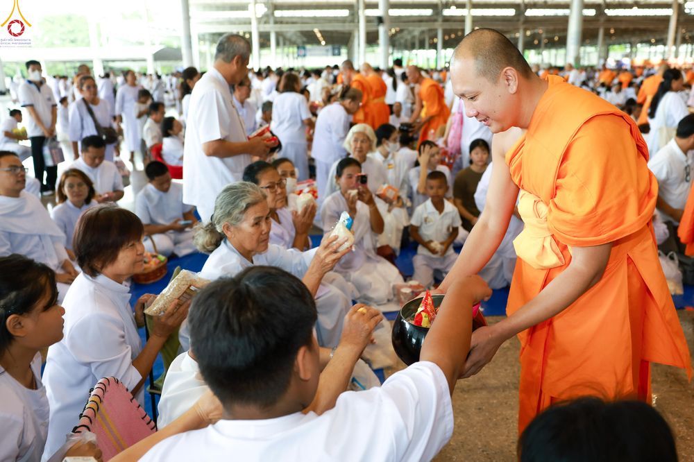 ภาพ No.337718:วันอาทิตย์ต้นเดือน 5 กรกฎาคม พ.ศ.2569 พิธีตักบาตรข้าวสารอาหารแห้ง  ณ บ้านแก้วเรือนทองคุณยายฯ วัดพระธรรมกาย