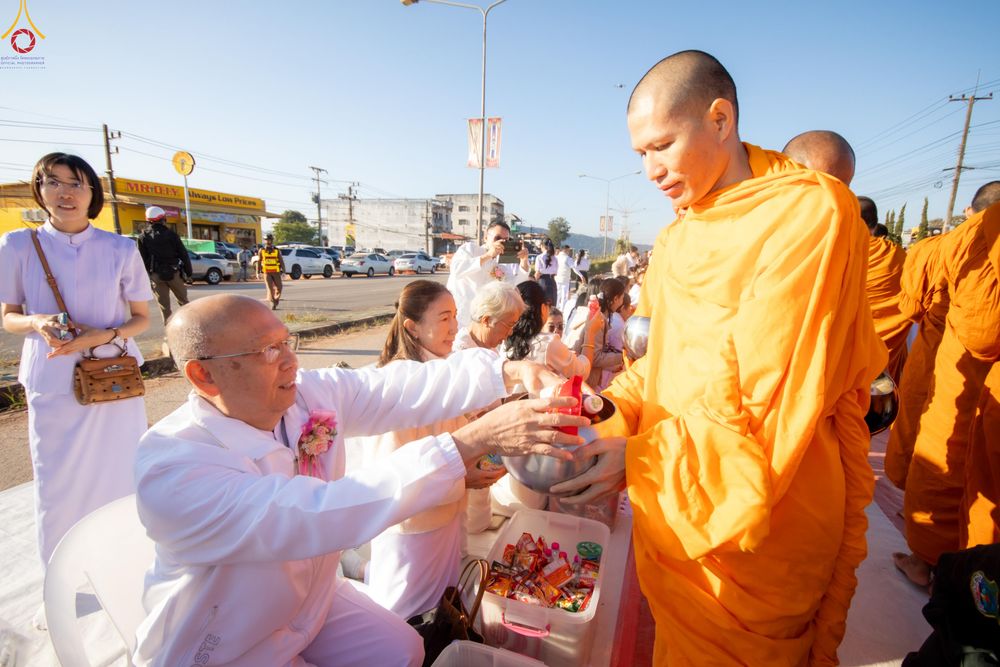 ภาพ No.281441:วันเสาร์ที่ 27 ธันวาคม พ.ศ.2568 พิธีตักบาตรพระ ๑,๐๐๐ รูป   เพื่อความเป็นสิริมงคลแก่ชีวิตและแผ่นดินไทย  มหากุศลครั้งยิ่งใหญ่แห่งปี ส่งท้ายปีเก่า ต้อนรับปีใหม่  ณ ถนนหน้าที่ว่าการอำเภอภูเรือ จังหวัดเลย